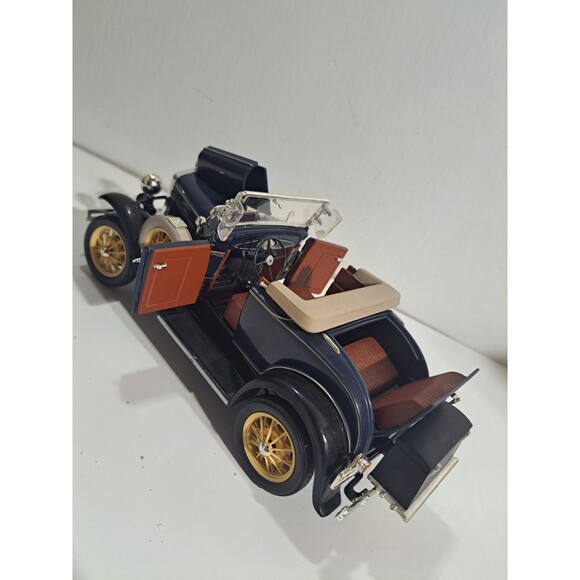 Motor City Classic 1:18 Die Cast 1931 Ford Model A Convertible Classic Car - Picture 9 of 12